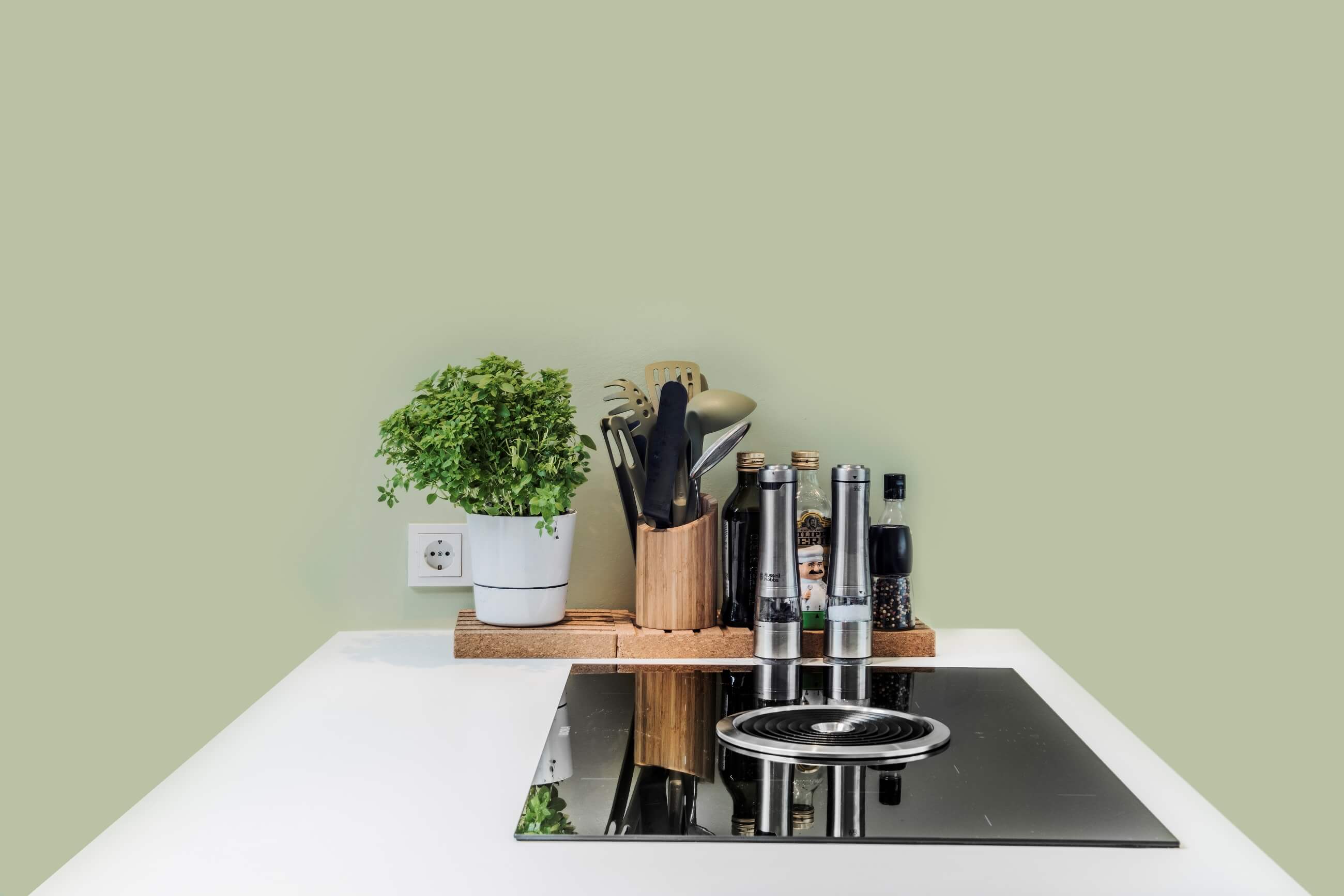 Sfeervolle mat grijze greeploze keuken met corian werkblad