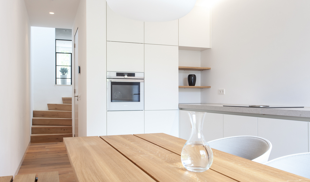 Moderne strakke keuken perfect passend in ruimte
