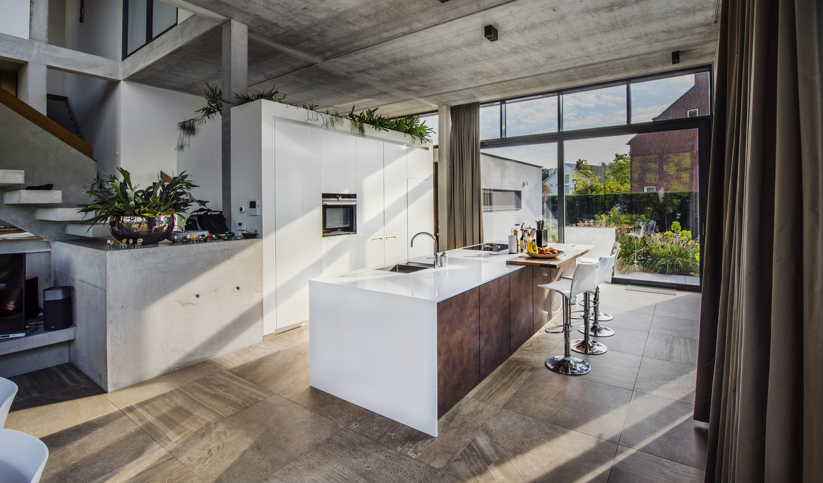 Sfeervolle strakke keuken met lederprint en hoogglans fronten