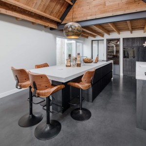 Donker houten keuken met crea-beton werkblad